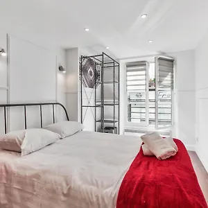 40-flat Eiffel Apartment